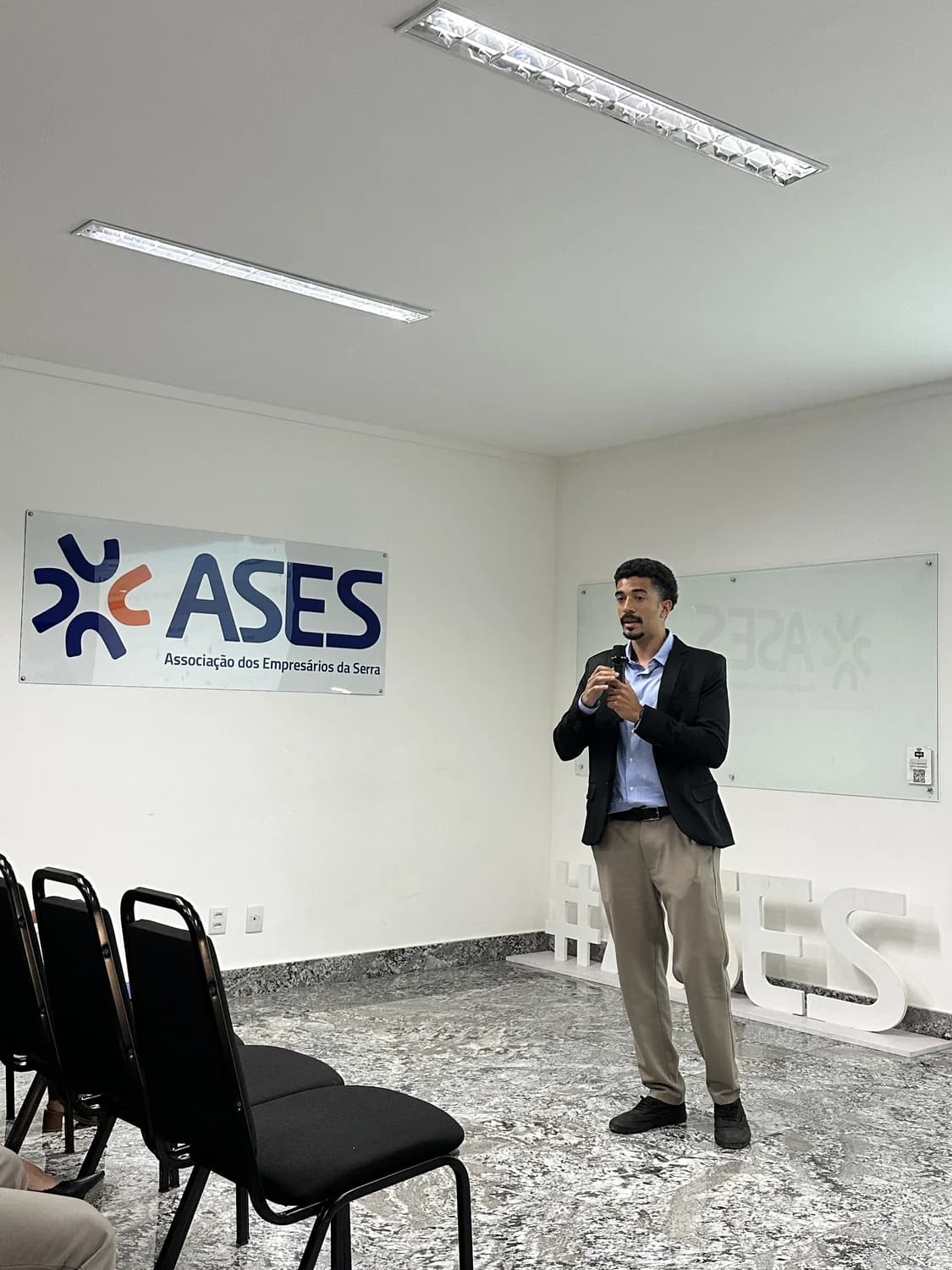 Thomas Sabino apresentando em um encontro de empresários