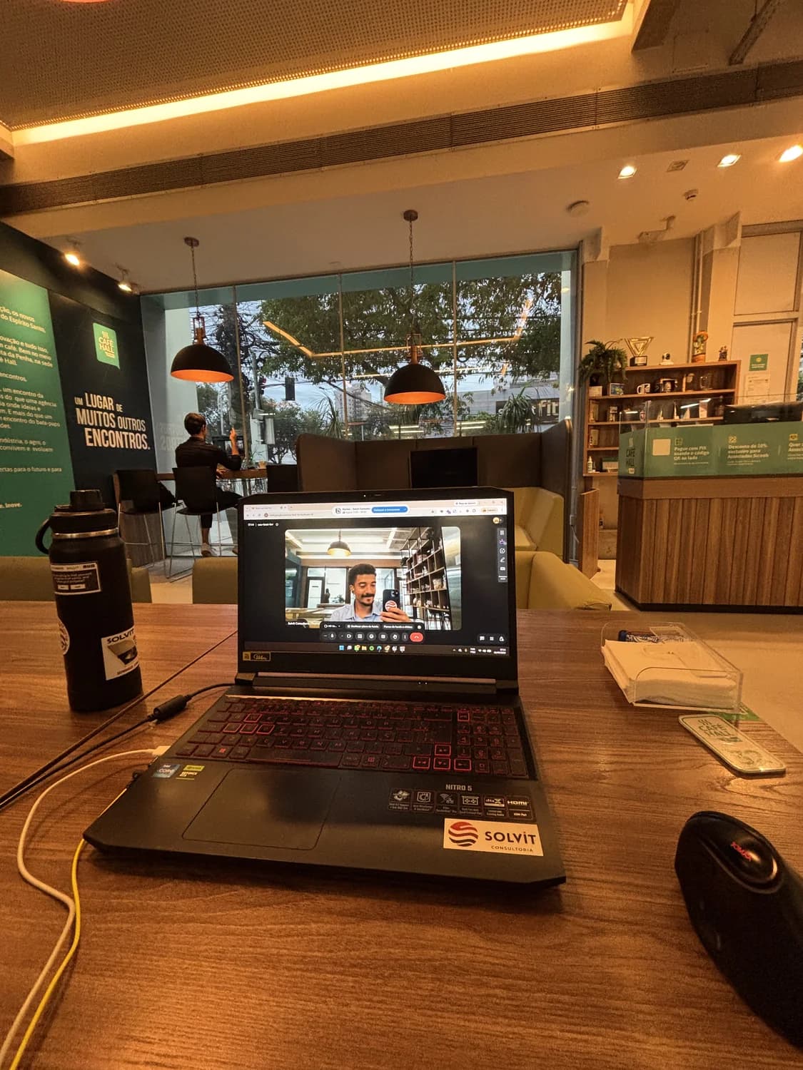 Notebook com a identidade da Solvit em uma mesa de trabalho